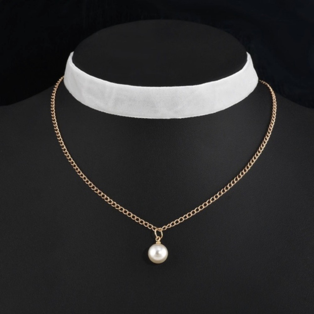 White Pearl Choker